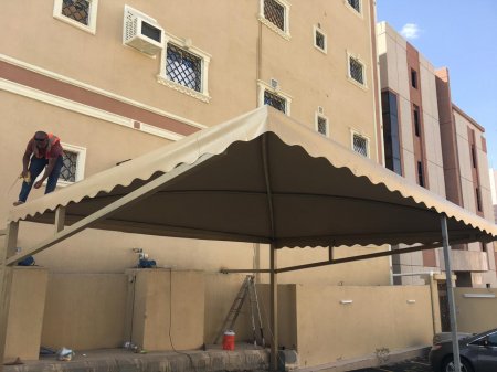 تركيب مظلة معلقة في المدينة المنورة